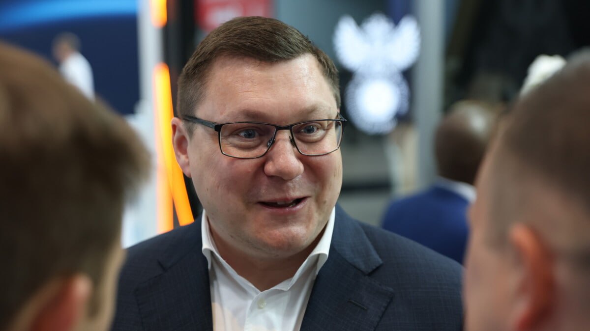 Митрофанов в кулуарах ПМЭФ заявил Матч ТВ, что решение оставить «Пари НН» в МИР РПЛ принималось в соответствии с регламентом  «Есть регламент, в соответствии с ним принималось решение. И оно было принято на две недели раньше, чем в прошлом году. В прошлом году тоже могли быть в течение этого срока отозваны лицензии, если бы какие‑то клубы не выполнили своих обязательств по процедуре лицензирования.  Да, не было ситуации, что один из клубов заранее не получил лицензию. К сожалению, такая ситуация произошла. Рассмотрели вопрос, приняли решение. Если говорить о том, что кто‑то из клубов не был готов, то, я знаю, «Пари НН» максимально готовился [к новому сезону]. Мы со всеми клубами и РПЛ были на связи, у них было понимание сроков принятия решения»  «Газпром‑Медиа Холдинг» выступает генеральным медиапартнером ПМЭФ‑2025. Фонд Росконгресс       Дмитрий Челяпин/Матч ТВ