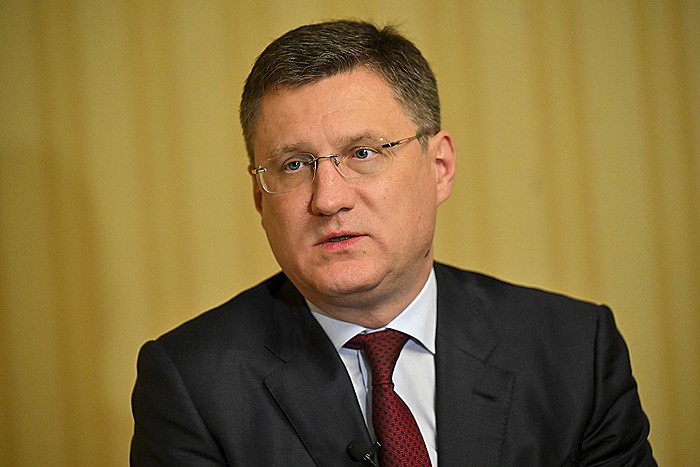 Фото Sefa Karacan Anadolu via Getty Images Москва 1 февраля Высокая волатильность на мировом нефтяном рынке вызвана событиями в Венесуэле и рисками вокруг Ирана считает вице премьер РФ Александр Новак Сегодня на рынке большая волатильность неопределенность связанная с геополитическими факторами прежде всего с теми событиями которые произошли в Венесуэле с рисками связанными по Ирану Это все таки те страны которые являются одними из ведущих стран экспортеров нефти ИФ и входят в ОПЕК Ситуация в Ормузском проливе как мы знаем также напряженная В этом направлении транспортируется около 30 всей мировой нефти если говорить о морских перевозках и около 13 нефтепродуктов Конечно все эти риски учитываются сегодня рынком заявил Новак в интервью телеканалу Россия 24 ВГТРК Вице премьер РФ отметил что уровень исполнения сделки ОПЕК в ноябре и декабре находился на высоком уровне