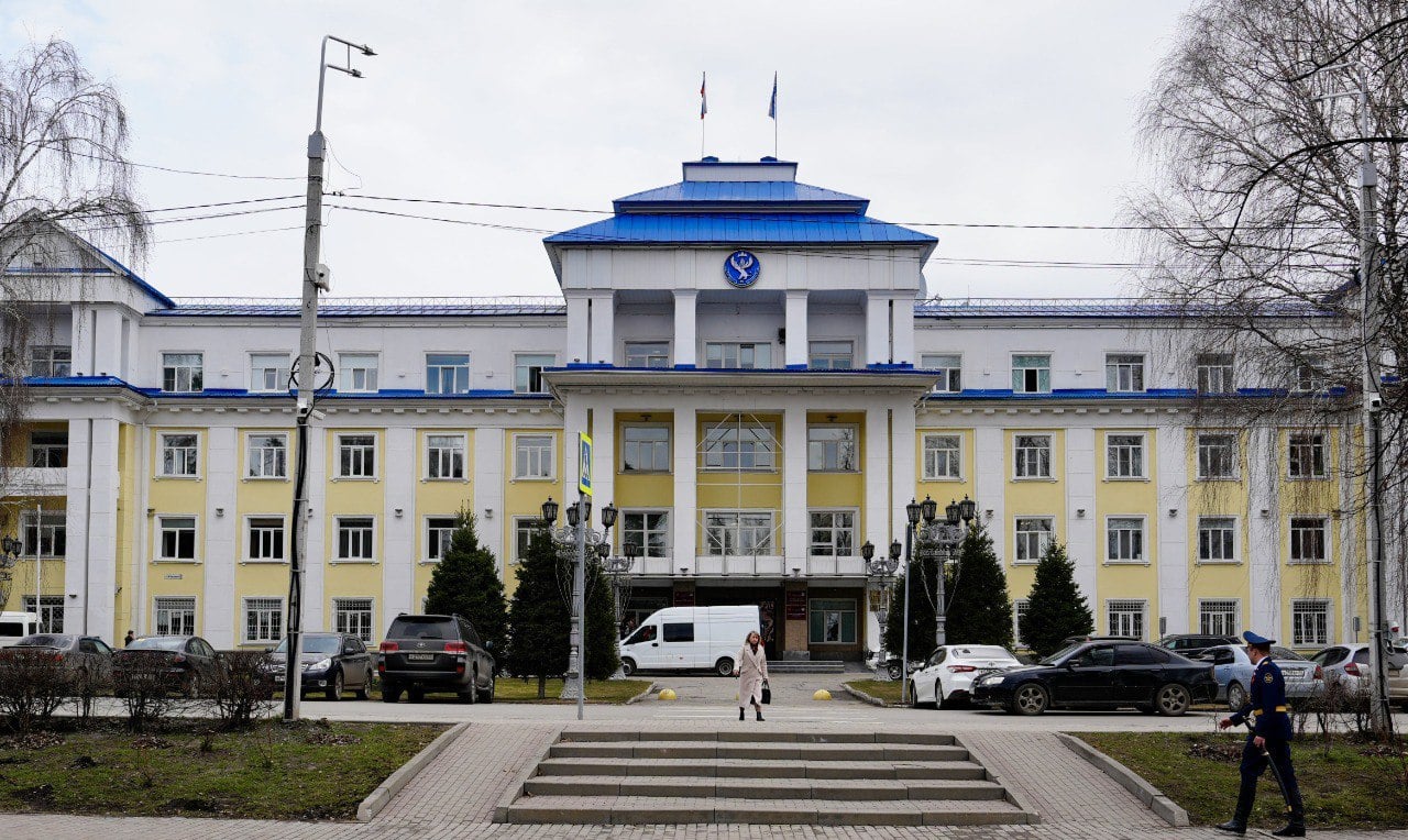 Глава Республики Алтай Андрей Турчак подписал указ об отставке Правительства региона С сегодняшнего дня весь кабинет министров работает в статусе исполняющих обязанности. По новым положениям нашей Конституции, Председатель Правительства, его заместители и все министры будут проходить обязательное согласование с депутатами Госсобрания, - заявил глава региона. Обновленный состав Правительства будет представлен уже на этой неделе. Депутатский корпус рассмотрит предложенные кандидатуры на сессии 24 июня. ТОЛК