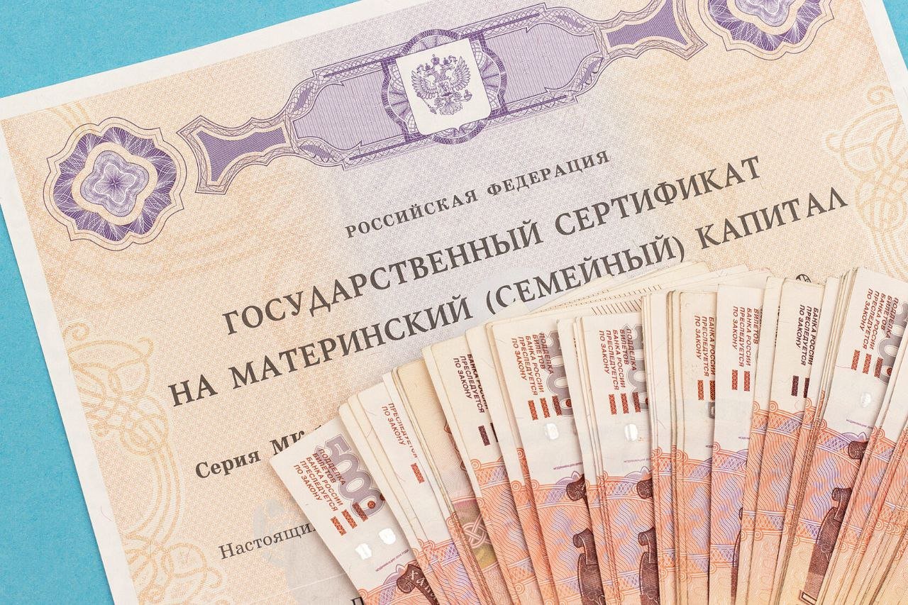 ‍  В России установили 708 фактов хищения соцвыплат и маткапитала на неродившихся детей  Схема такая: в МФЦ подавали заявления о рождени детей вне роддомов, на этом основании выдавались свидетельства о рождении. Чаще всего оформлялось рождение двойни для увеличения суммы выплат.   Ущерб бюджету страны составил 1 млрд ₽, возбуждено 229 уголовных дел