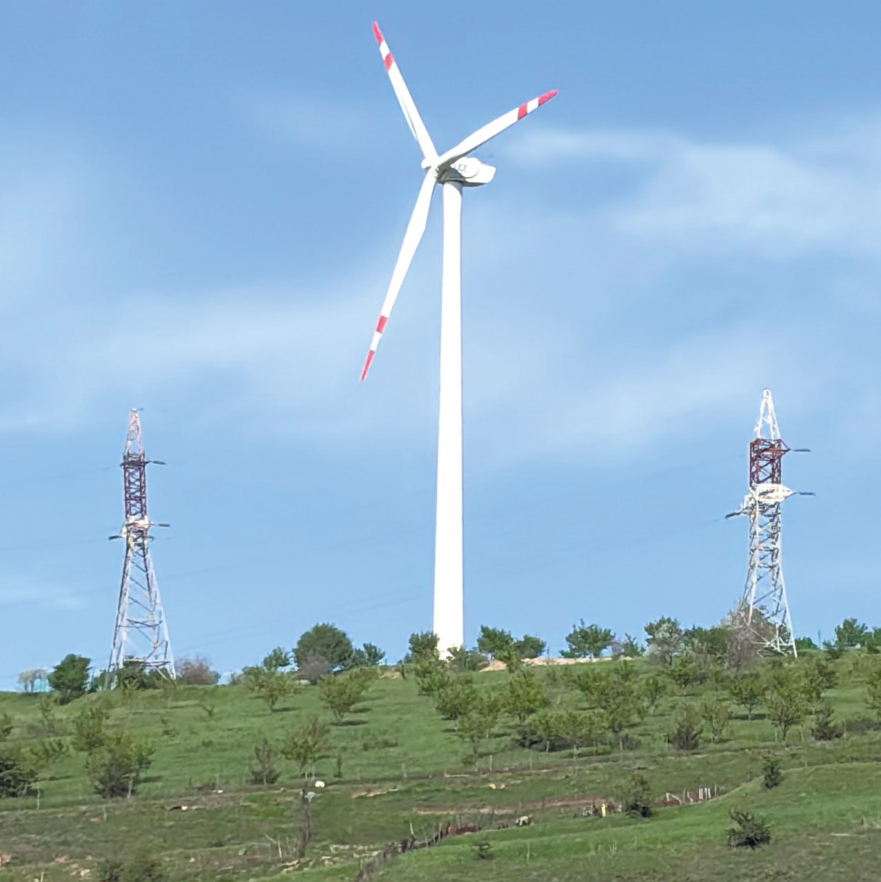 Азиатский банк развития и компания ACWA Power подписали соглашение на 51 млн для реализации проекта Нукус 2 в Каракалпакстане В его рамках будет построена ветряная электростанция мощностью 200 МВт и первая в Центральной Азии аккумуляторная система хранения энергии Ожидается что станция обеспечит свыше 727 тыс МВт ч чистой энергии в год сократит выбросы CO₂ и создаст более 200 рабочих мест По словам директора представительства АБР в Узбекистане Канокпан Лао Араи проект станет важным шагом в переходе страны к низкоуглеродной энергетике Комбинация ветровой генерации и накопителей повысит надёжность электроснабжения и поможет достичь цели 54 возобновляемых источников в энергобалансе к 2030 году Ранее сообщалось что ACWA Power привлекла кредит в 280 млн на финансирование проекта Нукус 2 fergananews