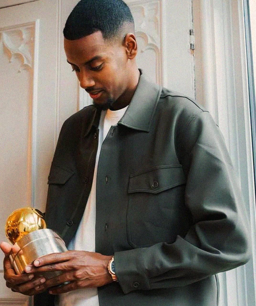 Александер Исак получил Золотой мяч как лучший шведский футболист в 2025 году Теперь его приз будет надежно охранять доберман за 30 тысяч фунтов которого Исак купил после угроз от шведских фанатов за ужасную игру в сборной   Новости Азербайджана Написать нам ruoxuaz АлександерИсак футбол золотоймяч