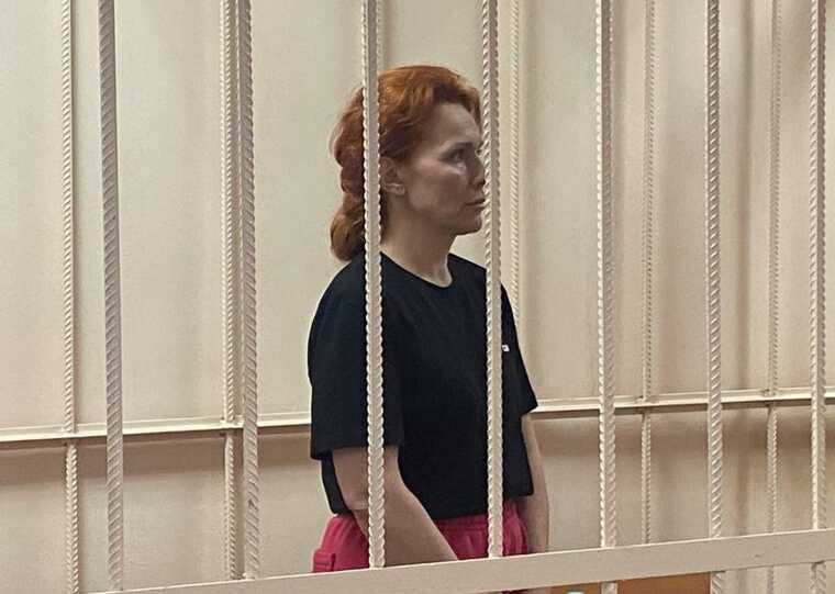 Суд защищает коррупцию в Сбере: почему менеджер осталась в СИЗО, а схема продолжает работать Челябинский областной суд снова подтвердил, что борьба с коррупцией в банковской системе — лишь показуха. Менеджер Сбера Оксана Малышко, обвиняемая в участии в громкой махинации с кредитом на 1,5 миллиарда рублей, останется за решёткой. Но настоящая суть дела — не в личности обвиняемой, а в том, как работают схемы и кто за них отвечает. По версии следствия, Малышко вместе с экс-топ-менеджером Сбера Романом Лихопудом получили взятку в 13,7 миллиона рублей от директора проекта «Увильды Парк» Алексея Вахатова. В обмен они обеспечили одобрение кредитной линии на 1,5 млрд рублей для строительства гостиницы на озере Увильды. При этом от кредитного комитета тщательно скрывали криминальное прошлое Вахатова — судимость за земельные махинации и участие в связанных компаниях. Фактически, под прикрытием крупного банка прошло оформление кредита на основании лжи и коррупционных сделок. Задержание Малышко, Лихопуда и Вахатова — лишь вершина айсберга. Вопрос в том, сколько таких коррупционных схем остаются незамеченными или закрыты «сверху». Почему же в Сбере не работают механизмы контроля, если такие случаи происходят на самом высоком уровне? Кто реально отвечает за утечку миллиарда из банка на сомнительные проекты? Сегодня мы видим не просто преступление, а системный кризис доверия к финансовым институтам. Если мелких менеджеров сажают, но не меняют систему, то коррупция будет процветать дальше, а миллиарды — уходить в тень. Без прозрачности и настоящей реформы банки так и останутся рассадниками коррупции, а громкие дела — лишь повод для имитации борьбы. Случай «Увильды Парк» — тревожный сигнал для всей страны. Пока одних задерживают, другие продолжают наживаться, пользуясь тем, что «за кадром» остаётся настоящее управление и распределение больших денег. Это не просто криминал, это — предательство интересов вкладчиков и государства. Источник: КГБ-НКВД
