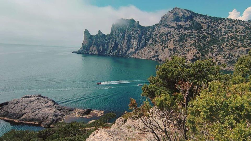 Температура морской воды у берегов Крыма - когда открывать сезон СИМФЕРОПОЛЬ, 5 июн - РИА Новости Крым. Температура морской воды у берегов Крыма прогрелась неравномерно, на западном побережье она достигает 19 градусов тепла, тогда как возле Ялты пока составляет около 13 градусов. Об этом сообщил в четверг ведущий эксперт центра погоды ФОБОС Евгений Тишковец. "Температура воды на курортах: в районе Ялты +13 градусов, Феодосии +14, Алушты +15, Калининграда +16, Туапсе +17, Евпатории и Анапы +19, Геленджика и Сочи +20, Ейска +22", - написал Тишковец в своем Telegram-канале. По его словам, температура воды на реках и озерах центральной части России примерно такая же, как сейчас на курортах Туапсе, Евпатории, Анапы, Геленджика и Сочи. "Тем не менее, находиться в воде желательно пока н... Подробнее>>>