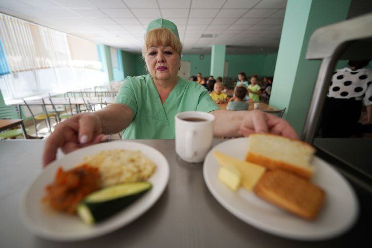 Ленобласть принимает всероссийский конкурс Лучшая школьная столовая 2025 В столице Ленинградской области стартовал федеральный тур V Всероссийского конкурса Лучшая школьная столовая 2025 В этом году в нем принимают участие 68 команд из субъектов РФ в течение трех дней они будут представлять свои достижения в Гатчине В суперфинале командам предстоит представить свое видение стратегии развития школьных столовых образовательных организаций Лучшую школьную столовую страны назовут 30 октября rgsevzap