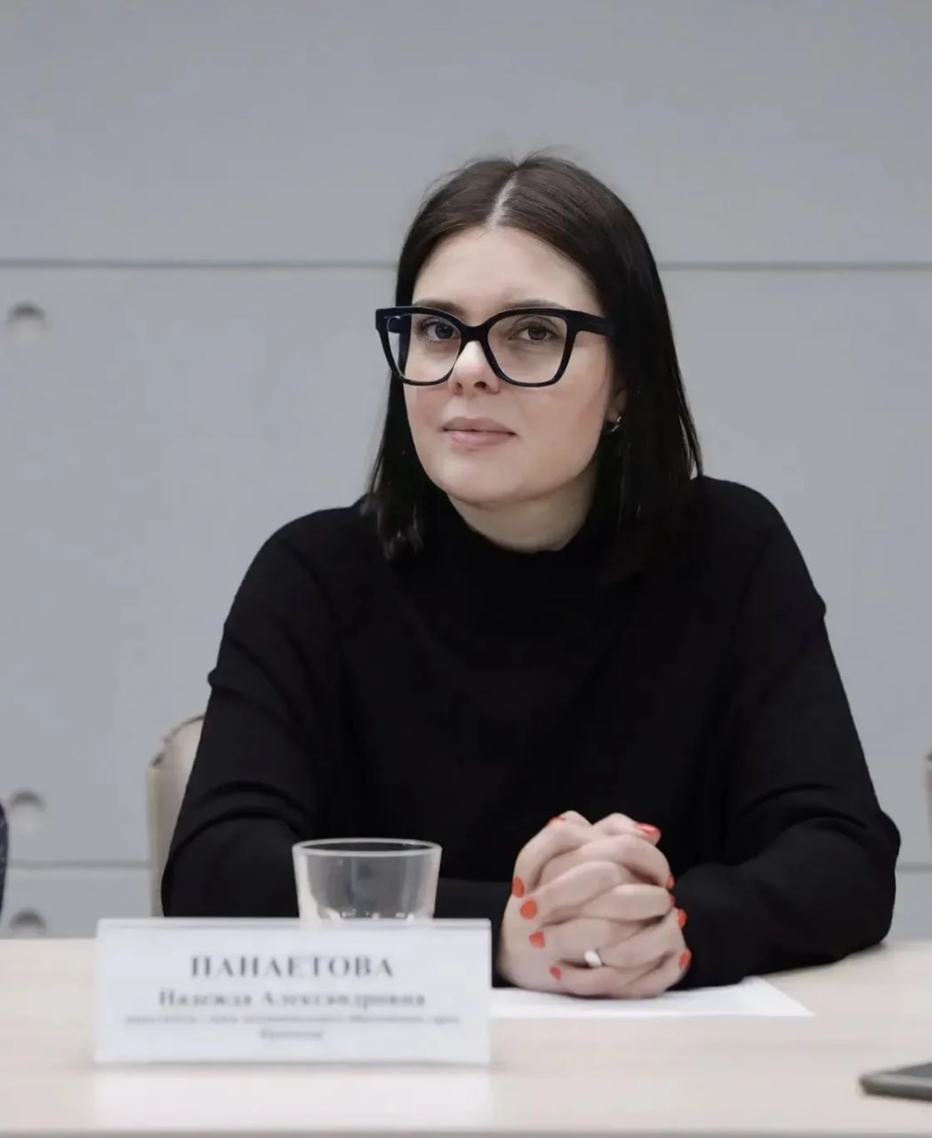 Заместитель главы Краснодара Надежда Панаетова покидает свой пост Надежда Панаетова дала эксклюзивный комментарий Она сообщила что приняла решение в пользу близких Отметила что тяжело заниматься семьёй находясь на службе Я приняла решение покинуть свою должность Безусловно это решение не совсем простое на службе я 19 лет Люблю Краснодар всем сердцем и всегда старалась работать для его развития не жалея сил и личного времени рассказала заместитель главы краевого центра Также Надежда Панаетова поблагодарила главу Краснодара за наставничество и доверие Как стало известно редакции Надежда Панаетова покидает свой пост со следующей недели вгороде эксклюзив Мы в ВК Мы в МАХ