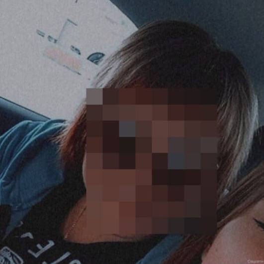 Мужчина почти двое суток избивал свою подругу и удерживал ее в машине из-за того, что она не пустила его пьяного домой в Ростовской области   38-летняя Марина и 39-летний Михаил встречаются уже три года и работают вместе. Одна — продавец, второй — грузчик. При этом у Михаила есть законная жена. Как говорит Марина, мужчина всегда был добрым и никогда не поднимал на нее руку.  В ночь на 26 мая Миша пришел пьяным домой — женщина решила не впускать его. На следующее утро Михаил заехал за ней около 8 утра на «Ладе» и предложил отвезти на работу. Марина согласилась. Вместо магазина пара поехала в тихую местность около реки Миус. Там мужчина удерживал девушку больше суток, избивал и доказывал, что она была неправа, не пустив его домой, пишет «База».  Лишь в три часа ночи 29 мая девушка смогла сбежать из машины и пешком дошла до дома, а утром написала заявление в полицию и сняла побои — на ее теле нашли 89 ссадин, синяков и кровоподтеков. На Михаила возбудили уголовное дело.       — наказать мужчину   — бедная женщина
