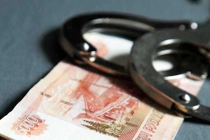 В Запорожской области сотрудники полиции раскрыли кражу В отдел полиции «Веселое» УМВД России «Мелитопольское» обратилась пожилая женщина с заявлением о краже. Она рассказала, что у неё в гостях была знакомая, после ухода которой она обнаружила пропажу денег. Сумма ущерба составила 15 000 рублей. В ходе оперативно-розыскных мероприятий участковые уполномоченные полиции установили и задержали подозреваемую в совершении преступления. Ею оказалась ранее не судимая 44-летняя женщина, проживающая в посёлке Веселое. Она признала свою вину. По данному факту возбуждено уголовное дело по части 2 статьи 158 УК РФ «Кража, совершенная с причинением значительного ущерба гражданину, из одежды, сумки или другой ручной клади, находившихся при потерпевшем». Санкция данной статьи предусматривает максимальное наказание в виде лишения свободы на срок до 5 лет.
