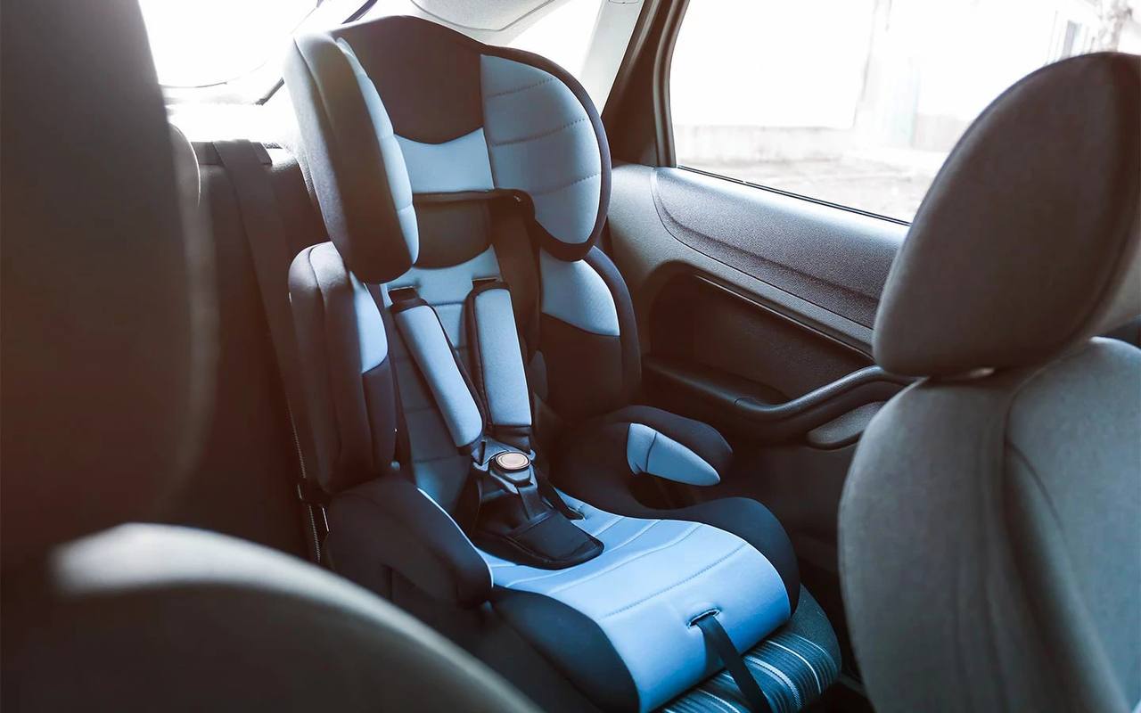 Штраф за перевозку детей без кресла может вырасти Комитет Госдумы по госстроительству и законодательству одобрил поправку в законопроект об ужесточении наказания для самозанятых таксистов за перевозку детей без детского кресла Для физлиц наказание хотят увеличить с 3 тыс до 5 тыс руб для должностных лиц с 25 тыс до 50 тыс руб для юридических со 100 тыс до 200 тыс Законопроект уже принят в первом чтении В последней поправке перед вторым чтением одобренной комитетом Госдумы штраф за перевозку детей без автокресла для самозанятых таксистов предлагают увеличить не до 5 тыс руб а до 50 тыс руб как для должностных лиц Изменения планируется внести в ч 2 ст 12 23 КоАП нарушение правил перевозки людей