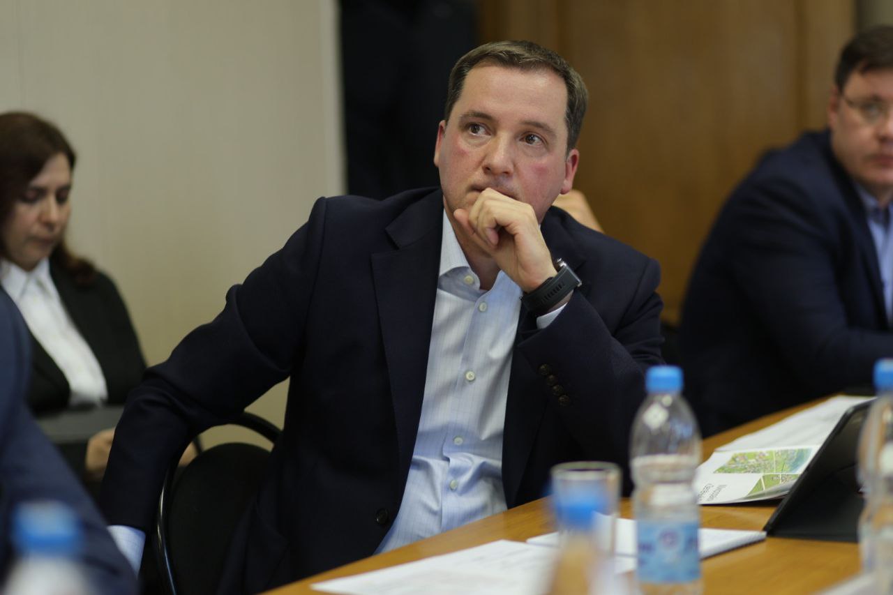 Сегодня приняли решение о создании при Правительстве Архангельской области рабочей группы по комплексному развитию инфраструктуры микрорайона «Зелёный-1» в Коряжме.  Договорились об этом на встрече с жителями микрорайона. Люди справедливо поднимают вопросы: отсутствие дорог, водоснабжения, канализации, нормального водоотведения. Ранее начатые муниципалитетом работы не дали нужного результата. Это предмет не только для анализа, но и для соответствующих выводов.  Поручил администрации Коряжмы в кратчайшие сроки завершить разработку проектно-сметной документации по водоотведению по улицам, где отсутствуют необходимые коммуникации. Часть финансирования на эти цели будет предусмотрена уже в этом году — около 20 миллионов рублей выделим из областного бюджета.  В следующем году объем поддержки увеличим, но при этом город должен предусмотреть софинансирование и реально сдвинуть решение затянувшихся проблем с мертвой точки.  Для системной и прозрачной работы по решению инфраструктурных задач создаём специальную рабочую группу под руководством первого заместителя председателя правительства области Дмитрия Рожина. В состав группы войдут руководители профильных министерств и инициативной группы жителей микрорайона.   Рассчитываю, что при чёткой координации действий власти и жителей мы сможем изменить ситуацию в микрорайоне «Зелёный-1» к лучшему.