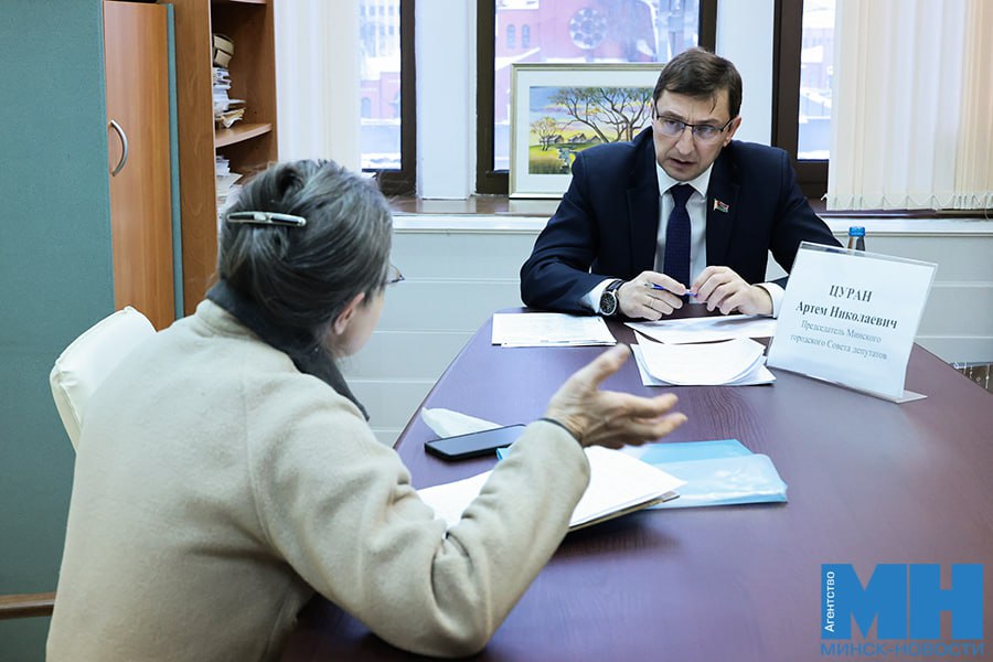 Артём Цуран провел личный прием граждан С какими вопросами обращались На приеме жители поднимали вопросы уборки снега во дворах чистоты подъездов и прилегающих территорий а также организации ухода за пожилыми родственниками По обращениям связанным с вывозом мусора председатель Мингорсовета пообещал направить запросы в профильные службы Социальный вопрос о переводе пожилой женщины в стационарное учреждение был решен положительно прямо в ходе приема Подробнее об этом на minsknews by   Минск Новости MINSKNEWS BY Telegram Viber FB VK Inst TikTok YouTube