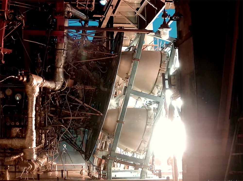 Новый двигатель для Союз 5 готов к лететь Специалисты воронежского Конструкторского бюро химавтоматики КБХА входит в Энергомаш Роскосмоса завершили серию стендовых доводочных огневых испытаний нового двигателя РД0124МС Они подтвердили его готовность к летным тестам в составе перспективной ракеты носителя Союз 5 сообщили в пресс службе Роскосмоса Стендовые огневые доводочные испытания ключевой этап наземной проверки ракетного двигателя до его установки на ракету Его проводят на специальном испытательном стенде в условиях максимально приближенных к реальному полету уточнили в Роскосмосе Экземпляр для первого пуска был передан заказчику еще в 2025 году Сейчас на предприятии анализируют результаты и изготавливают новые двигатели Технические характеристики двигателя РД0124МС   Тяга в вакууме 60 3 тонны силы   Удельный импульс тяги в вакууме 361 секунда   Топливо жидкий кислород нафтил   Конструкция состоит из двух блоков расположенных на общей раме и теплозащите по две камеры сгорания каждый что повышает надежность при выключении одного из блоков РД0124МС создается для второй ступени ракеты носителя Союз 5 Она должна стать основной российской ракетой среднего класса для пилотируемых программ и коммерческих запусков в конце этого десятилетия Для ускорения разработки и снижения стоимости в качестве прототипа использовался двигатель 14Д23 с максимальным заимствованием узлов указано на сайте КБХА Монокль главное о русском бизнесе и не только Подписаться