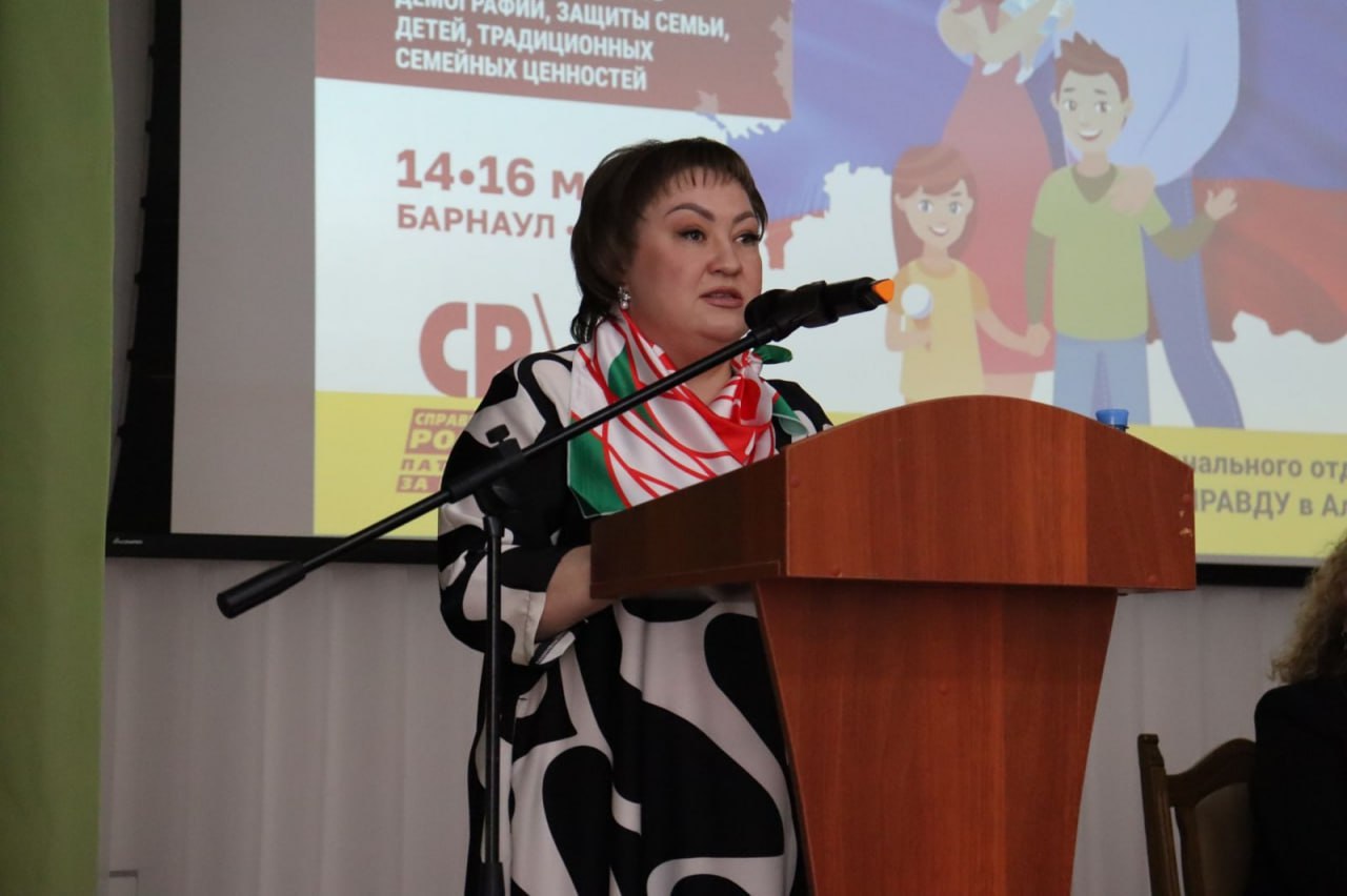 Боровикова в сети Вода затопила подъезд появились трещины Отреагировала на критическую ситуацию сложившуюся в многоквартирном доме 1968 года постройки в с Панкрушиха Жильцы обратились ко мне сообщив о полном износе коммуникаций и аварийной ситуации в доме которая привела к проблемам с половым покрытием Ситуация достигла критической точки в ноябре когда произошел крупный порыв теплотрассы до входа в подъезд что привело к затоплению подвала водой до самого пола По словам заявителей коммуникации изношены на 100 половина квартир брошена а УК в доме отсутствует люди делают ремонт самостоятельно Когда произошёл порыв трубы отопления Теплоцентраль сначала заставили откачивать воду а затем отложили ремонт На следующий день после порыва исходя из обращения в доме произошло повторное подробнее на канале Боровикова в сети