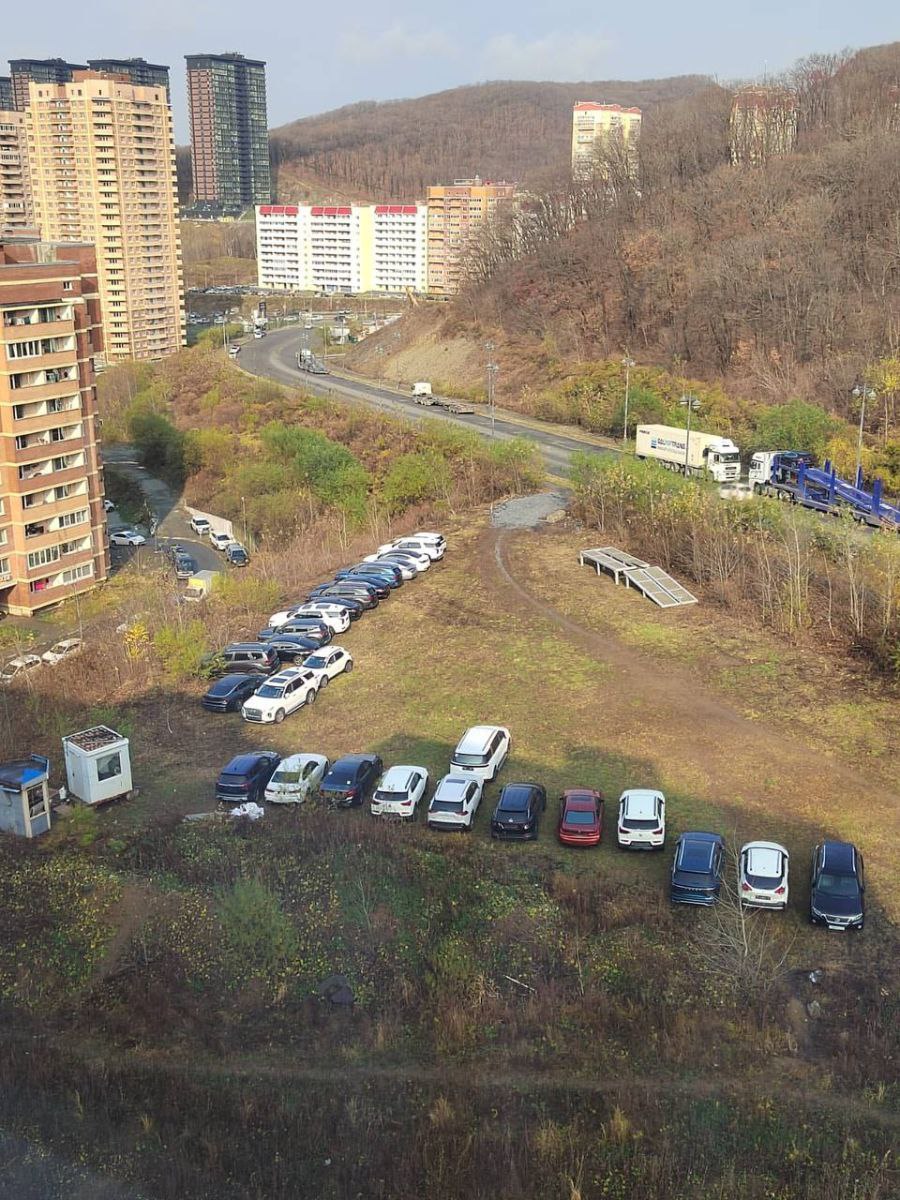 Новый «Зеленый угол» появился во Владивостоке  Жители микрорайона Снеговая Падь во Владивостоке просят городскую администрацию или другие компетентные органы обратить на нелегальную стоянку автомобилей, предназначенных на продажу.  Небольшой пустырь, куда стали сгонять на временное хранение автомобили без государственных регистрационных знаков,расположен между домами № 8 и № 10 на улице Адмирала Горшкова. Как пишут местные жители в telegram-канале”Снеговая Падь”, жильцы этих домов хотели сами организовать здесь стоянку, так как парковочных мест на придомовых территориях на всех не хватает, но разрешение на реализацию этого проекта им якобы не дали. Но теперь тут появилась относительно благоустроенная стоянка с будкой охранника, биотуалетом, а заезд на пустырь  который осуществляется прямо через тротуар  отсыпали щебёнкой.  Некоторые жители полагают, что сюда начинают перевозить машины с почившего авторынка “Зелёный угол”: известность с налётом легендарности не спасла его от разгона прокуратуры, когда выяснилось, что “Зелёнка” занимает территорию объекта культурного наследия и его охранную зону. Другие опасаются, что землю “отжала” фирма по перегону автомобилей по России, которая уже оккупировала участок возле дома № 14 на этой же улице, но место на участке уже кончилось.