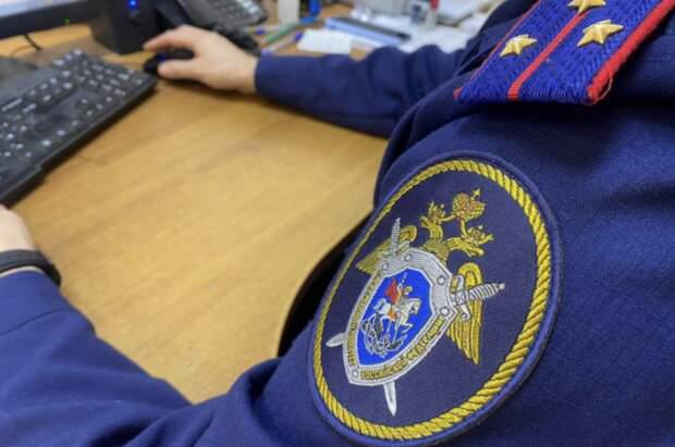 В Ирафском районе бывший глава администрации местного самоуправления сельского поселения подозревается в злоупотреблении должностными полномочиями Следственными органами СУ СК России по РСО Алания возбуждено уголовное дело в отношении бывшего главы администрации местного самоуправления одного из сельских поселений Ирафского района Он подозревается в совершении преступления предусмотренного ч 2 ст 285 УК РФ злоупотребление должностными полномочиями Уголовное дело возбуждено на основании материалов предоставленных органами УФСБ России по РСО Алания По данным следствия в 2021 году подозреваемый будучи главой администрации одного из сельских поселений Ирафского района выдал своей знакомой выписку из похозяйственной книги с ложными сведениями на основании которой в 2022 году было незаконного зарегистрировано ее право собственности на земельный участок общей площадью более 9 тыс 400 кв м Действиями должностного лица муниципальному району причинен материальный ущерб в размере 1 млн 300 тыс рублей В настоящее время по уголовному делу проводятся следственные действия направленные на сбор и закрепление доказательственной базы принимаются меры к возмещению причиненного ущерба Подписывайтесь на Следком по РСО Алания