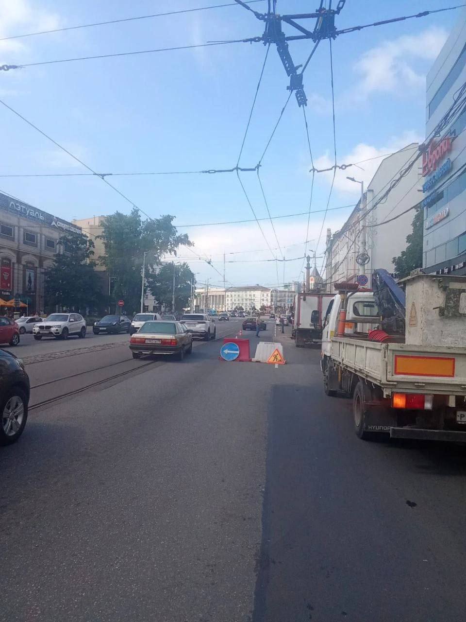 На Ленинском проспекте из-за коммунальной аварии перекрыто движение. Две полосы перекрыты на участке между Театральной и Черняховского. Движение в сторону площади организовано по трамвайным путям. Аварийные службы оперативно устраняют проблему. По данным Водоканала, отключение воды в домах не ожидается. Подписаться Прислать новости