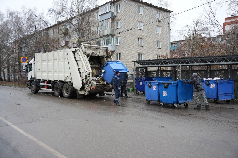 В Ульяновске в этом году обустроят 85 контейнерных площадок По поручению главы города Александра Болдакина профильные службы ведут постоянный мониторинг их состояния - Планомерно приводим в порядок контейнерные площадки и создаём новые объекты для сбора ТКО. Они становятся более благоустроенными, приобретают современный вид. В свою очередь, региональные операторы обязаны обеспечить своевременный вывоз мусора, чтобы поддерживать площадки в надлежащем состоянии. В этом году мы увеличили до 85 количество объектов, где запланированы ремонтные работы. Они пройдут во всех районах города. В планах – обустроить твёрдое покрытие, установить навесы и ограждения, а также организовать участки для сбора крупногабаритного мусора, - сказал Александр Болдакин В Железнодорожном районе обустроят 24 площадки, по 22 – в Ленинском и Засвияжском районах, 17 – в Заволжье В Ленинском районе подрядчик приступит к работам после 20 июля. В других районах организован отбор исполнителей Подробнее