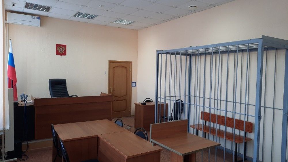 Двое граждан Таджикистана распространяли наркотики в Узловой и Донском В Тульской области вынесли приговор двум гражданам Таджикистана, которые обвинялись в незаконном сбыте наркотических веществ. Об этом сообщает пресс-служба УСД по Тульской области. Суд установил, что в мае 2024 года два таджика получили от неустановленного лица 5 свертков с фенадоном и долофином в значительном размере. В дальнейшем мужчины сделали 5 закладок с наркотиками на территории Узловой и Донского. Координаты с фотографиями тайников иностранцы передавали неустановленному лицу через один из мессенджеров. Закладки позже изъяли в ходе проведения оперативно-розыскных мероприятий. Суд признал граждан Таджикистана виновными. Каждому назначили наказание в виде лишения свободы на срок 10 лет с отбыванием наказания в исправительной колонии строгого режима. Мобильные телефоны преступников конфисковали в пользу государства. Источник