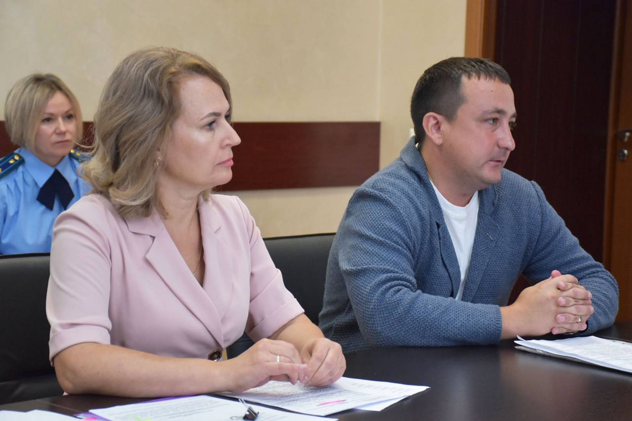 Заместитель начальника управления Генеральной прокуратуры Российской Федерации по Сибирскому федеральному округу провел личный прием участников специальной военной операции и членов их семей в Алтайском крае.  В мероприятии приняли участие прокурор Алтайского края Антон Герман, врио военного прокурора Барнаульского гарнизона Петр Костяков, руководитель филиала фонда «Защитники Отечества» Алтайского края Лариса Панфилова, министр социальной защиты региона Наталья Оськина.  В ходе встречи заявители обратились по вопросам содействия в получении и оформлении документов для реализации прав на меры социальной поддержки, предусмотренные региональным законодательством, а также установления юридического факта получения ранения в ходе проведения специальной военной операции.   Поступили просьбы родственников участников специальной военной операции об оказании содействия в газификации жилого помещения, сохранении за членами семьи права на реализацию жилищного сертификата на приобретение жилого помещения лицом, относящемся к категории сирот, в случае безвестного отсутствия либо гибели в ходе специальной военной операции.  Баир Доржиев дал поручения о принятии незамедлительных мер по восстановлению нарушенных прав заявителей.  Ход и результаты проверок поставлены на контроль управления Генеральной прокуратуры Российской Федерации по Сибирскому федеральному округу.  Фото: Управление ГП РФ по СФО