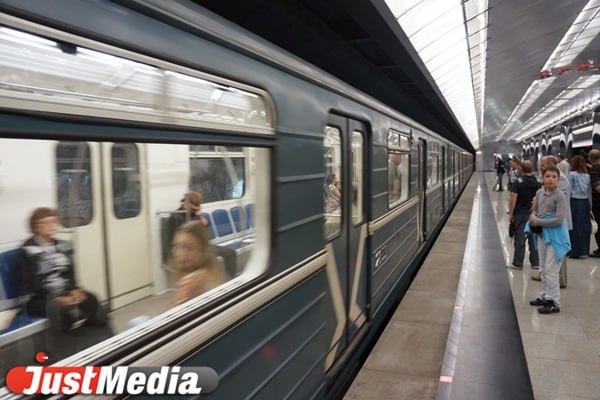 На станции метро Геологическая на рельсы упала девушка Предварительно девушка упавшая на рельсы не получила серьезных травм поскольку движение поездов оперативно остановили Ее подняли на платформу и вывели она в сознании ее осмотрели медики Кроме того пострадавшую опрашивают сотрудники полиции По камерам видно что в 8 33 девушка вышла из поезда метро ехавшего со стороны Чкаловской прошла по платформе к противоположным путям и упала на рельсы Предварительной причиной падения стала собственная неосторожность девушки Движение поездов восстановили в 8 50 justmediaru