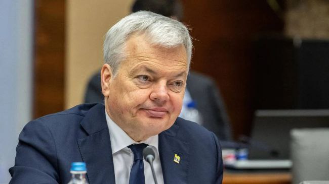 Бывшего куратора заморозки российских активов в Европе обвиняют в отмывании денег Начало расследованию дали подозрительные переводы через лотерею Пишите в Спортлото Спасибо за наводку Offshore Channel Как пишет бельгийская газета Le Soir Бельгия предьявила бывшему еврокомиссару Дидье Рейндерсу который курировал в Еврокомиссии работу по заморозке европейских активов Банка России официальные обвинения в отмывании денег Допрос г на Рейндерса был проведён 16 октября На нём экс комиссар пытался убедить суд в том что получил 700 тыс на продаже картин и ещё 200 тыс выиграл в лотерее Всего речь идёт об 1 млн Однако суд счёл показания неубедительными и предъявил обвинения в отмывании денег и других правонарушениях Адвокаты Рейндерса отказались давать комментарии ссылаясь на презумпцию невиновности и тайну следствия Газета отмечает что предъявление обвинений экс еврокомиссару может означать что следствие не удовлетворено его показаниями о происхождении средств и стремится как можно быстрее завершить дело Сейчас обвиняемому грозит до 5 лет тюрьмы Примечательно что дело против Дидье Рейндерса ведётся ещё с 2023 года В декабре 2024 года полиция провела обыски в его квартирах в Брюсселе и Льеже По итогам обысков он и его жена кстати почётная судья апелляционного суда в Льеже были допрошены однако полиция не взяла их под стражу Отправной точкой для расследования стали именно переводы через Национальную лотерею Такое бывает Анонимный Молотников Читайте нас в MAX