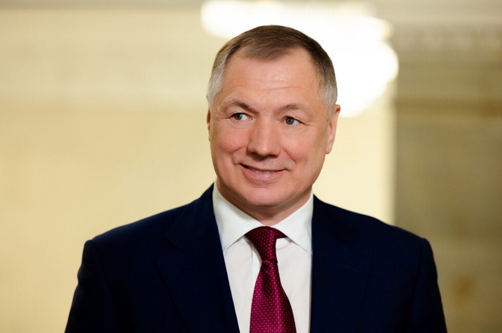 Хуснуллин оценил выполнение программы социально экономического развития ДНР Скажу что в целом программа выполняется есть некоторые задержки по объективным причинам но это не мешает нам обсуждать планы на 2026 2028 годы и контрактацию всех проектов отметил вице премьер России Марат Хуснуллин Хуснуллин побывал сегодня в ДНР с рабочей поездкой которая завершилась совещанием в Мариуполе Вместе с Главой Республики Денисом Пушилиным он посетил ряд восстановленных объектов приморского города включая библиотеку и больницу Читать полностью Фото тг кагал вице премьера РФ Марата Хуснуллина Подпишись на нас в MAX