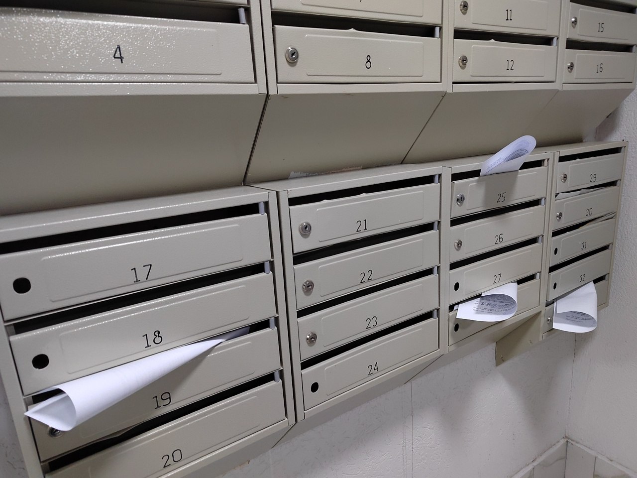 В Саратове возбуждено уголовное дело из за завышенных платежек за вывоз мусора от Ситиматика С сентября по октябрь 2025 года должностные лица компании Ситиматик необоснованно начислили свыше 44 тыс абонентам плату на сумму более 4 млн рублей за вывоз мусора  Прокуратура Волжского района Саратова направила материалы проверки в следственные органы По результатам их рассмотрения возбуждено уголовное дело по ч 1 ст 330 УК РФ самоуправство сообщает областная прокуратура Мы в MAX Мы в TG Прислать новость