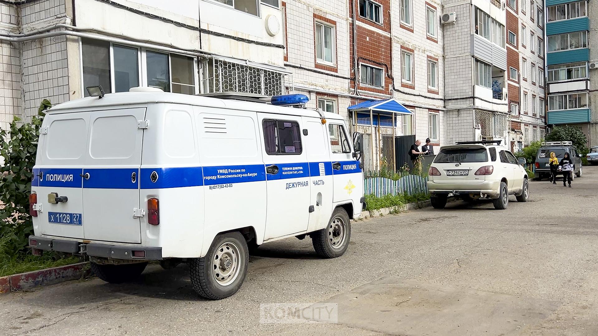 После гибели годовалой девочки в Таёжке возбуждено уголовное дело  Вчера во второй половине дня в мкр Таёжный из окна 9-го этажа выпала годовалая девочка. Ребёнок погиб. Как уточняют правоохранители, в момент случившегося в квартире находились родственники ребёнка, но как она оказалась на окне, не сообщается. Возбуждено уголовное дело по факту причинения смерти по неосторожности.  Следователи сейчас устанавливают все обстоятельства трагедии. Известно, что год назад, 17 июля, из окна той же квартиры выпал шестилетний мальчик, он также погиб. По словам местных жителей, упавшая девочка — его племянница.