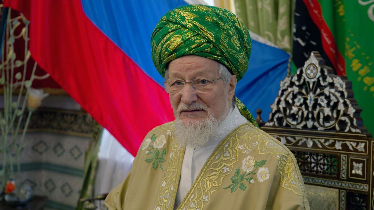 Верховный муфтий России запретил делать публично намаз Он отметил хотя ислам позволяет молиться практически везде а в стране действует нормальное законодательство которое не запрещает молитвы верующие всё равно не должны создавать неудобств окружающим и нарушать общественный порядок Геополитика