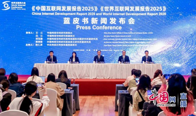 Китай стал крупнейшим в мире держателем патентов в области ИИ на долю которого приходится 60 от общего числа патентов в мире отчет Китай стал крупнейшим в мире держателем патентов на искусственный интеллект ИИ на долю которого приходится 60 процентов от общего числа На его патентные заявки 6G приходится около 40 3 процента в мире что ставит страну на первое место в мире согласно отчету опубликованному Китайской академией исследований киберпространства на саммите Всемирной интернет конференции WIC 2025 года в Учжэне в субботу 8 ноября За последний год информационная инфраструктура Китая продолжала оптимизироваться и модернизироваться при этом цифровая экономика развивалась в сторону более высокого качества большей глубины и стабильности а масштаб сетевого контента и цифровых культурных индустрий продолжал расширяться говорится в Докладе о развитии Интернета в Китае за 2025 год По состоянию на июнь 2025 года общее число пользователей фиксированного широкополосного доступа в Китае достигло 684 миллионов домохозяйств при этом было построено 4 55 миллиона базовых станций 5G и 1 118 миллиарда пользователей мобильных телефонов 5G Число активных пользователей интернета IPv6 достигло 834 миллионов что составляет 75 процентов от общего числа пользователей интернета согласно отчету   Ожидается что к 2025 году объём индустрии квантовых вычислений в Китае превысит 11 56 млрд юаней а годовой рост превысит 30 что составит 41 2 от общего объёма индустрии квантовых технологий согласно отчёту   По состоянию на декабрь 2024 года в Китае насчитывалось 974 млн пользователей онлайн торговли что составляет 87 9 от общей численности интернет пользователей В отчёте отмечается что объём онлайн розничных продаж вырос на 7 2 благодаря чему страна 12 лет подряд остаётся крупнейшим в мире рынком электронной коммерции Источник Global Times chinastocksnet Если полезно поставьте лайк Китай