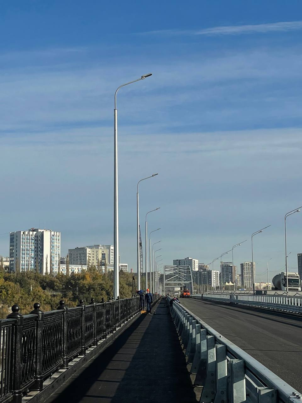 Последние штрихи На арочном мосту через Белую монтируют освещение На сегодня специалисты Уфагорсвета установили 23 светильника уложили 500 метров кабеля Движение по Бельскому мосту запустят в День Республики 11 октября Масштабная реконструкция практически завершена