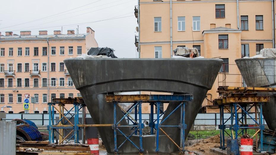 Петербург получит ещё 15 млрд рублей на строительство Большого Смоленского моста По словам зампреда правительства РФ Марата Хуснуллина, речь идёт о казначейском инфраструктурном кредите. Строительство нового разводного моста, указали в Смольном, идёт с опережением графика. Стартовая цена контракта с разработкой рабочей документации, объявленного в 2024-м Дирекцией транспортного строительства, составила 40,4 млрд рублей. Сергей Ермохин/"ДП"