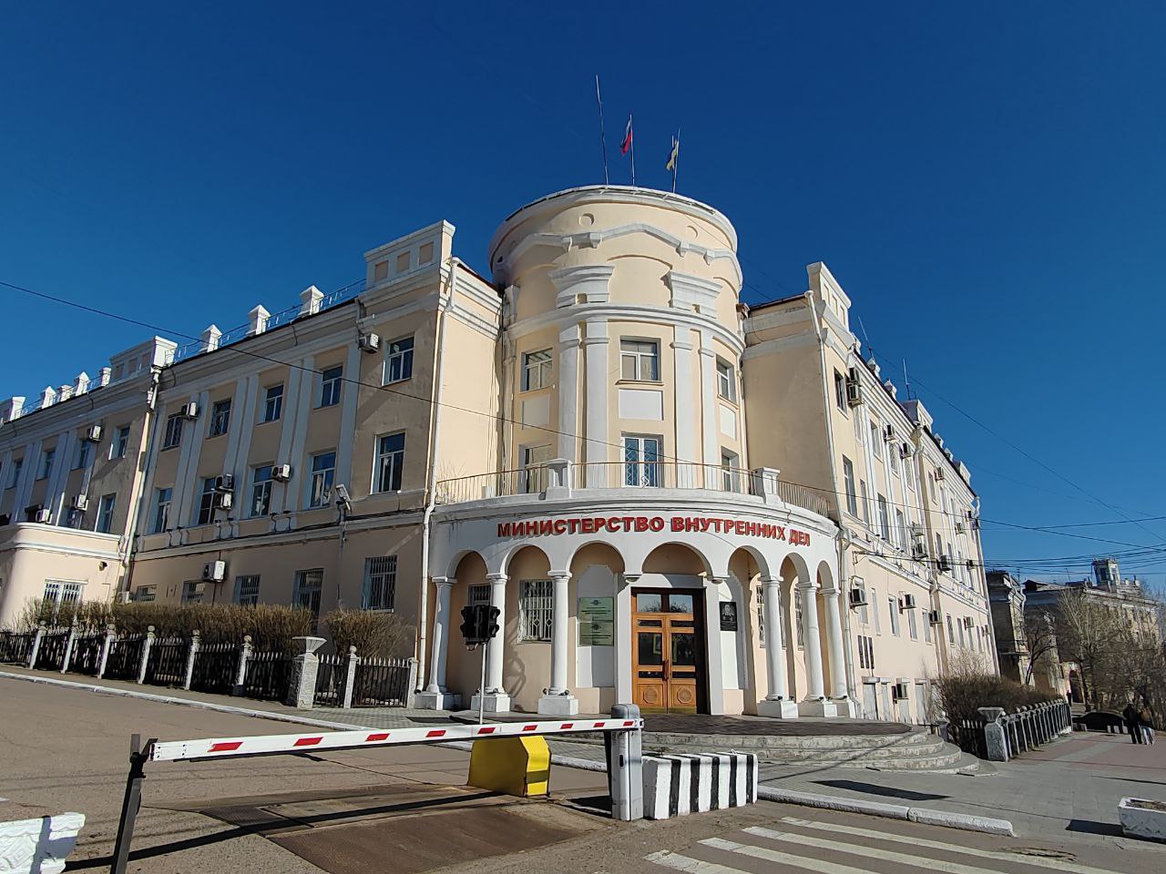 Собственников сдающих жилье в аренду обяжут информировать полицию о жильцах Пока такой закон с дополнительными мерами антитеррористической безопасности в соответствии с федеральными рекомендациями принят в Свердловской области но практику завтра могут масштабировать по всей стране Согласно новым правилам собственникам жилья которые сдают его во временное пользование необходимо в течение суток передавать в территориальные органы МВД России сведения о гражданах ФИО дату и место рождения даты заезда и выезда фото по Свердловской области Ранее такую информацию в полицию обязаны были передавать управляющие компании За невыполнение требований региональной антитеррористической комиссии вводятся штрафы Так граждан могут оштрафовать до 2 тыс руб для должностных лиц предусмотрены штрафы до 25 тыс руб для организаций до 250 тыс руб Если требования будут нарушены повторно то штрафы возрастают до 5 50 и 500 тыс руб соответственно Фото Новая Бурятия