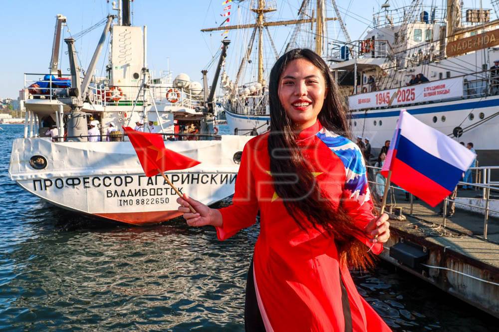 Во Владивостоке передали научное судно Российско-вьетнамскому тропическому центру Это позволит российским и вьетнамским ученым вместе работать над изучением тропических морей. По международной практике суда, которые передаются другим государствам, меняют свое название. Имя профессора Гагаринского будет сохранено. Через несколько дней судно отправится в плавание и прибудет во вьетнамский порт Хайфон. Фото и видео: Юрий Смитюк/ТАСС Медиа