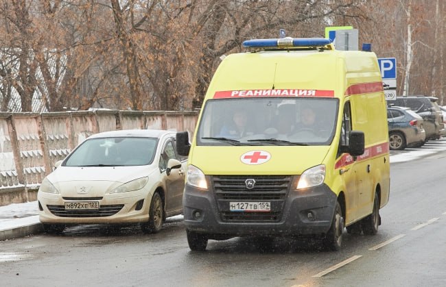 Девять человек пострадали во время ДТП с автобусом  Девять человек увезли в больницу с места ДТП в Якутске. На перекрестке улиц Билибина и Уустаах Избекова столкнулись маршрутный автобус №41 и «КамАЗ».   Авария произошла 18 марта примерно в 16:21. По предварительной информации, автобус двигался со стороны улицы Уустаах Избекова в сторону улицы Ильменская. Водитель «КамАЗа» не уступил дорогу, что привело к столкновению.    В результате аварии есть пострадавшие. На место происшествия оперативно прибыли бригады скорой помощи, сотрудники ГАИ и спасательные службы. Медики осмотрели пассажиров автобуса, девять человек доставлены в больницу для дальнейшего обследования.    В настоящее время на месте ДТП работают сотрудники Госавтоинспекции и МЧС. Специалисты выясняют все обстоятельства и причины аварии.    Движение на участке, где произошла авария, временно затруднено. Автомобилистов просят выбирать альтернативные маршруты.    Обновлено 18.03.25 в 17:29  В минздраве Якутии сообщили, что в аварии пострадали 11 человек, среди которых есть дети. Скорая помощь доставила в Республиканскую больницу №2-ЦЭМП семерых взрослых, а четверых детей – в Педиатрический центр Республиканской больницы №1-НЦМ.   Обновлено 18.03.2025 в 18:07  Госавтоинспекция Якутска сообщает о 14 пострадавших – 13 пассажирах автобуса и водителе. Пока их точное состояние и другие подробности аварии неизвестны.    Фото: Оберемченко Николай