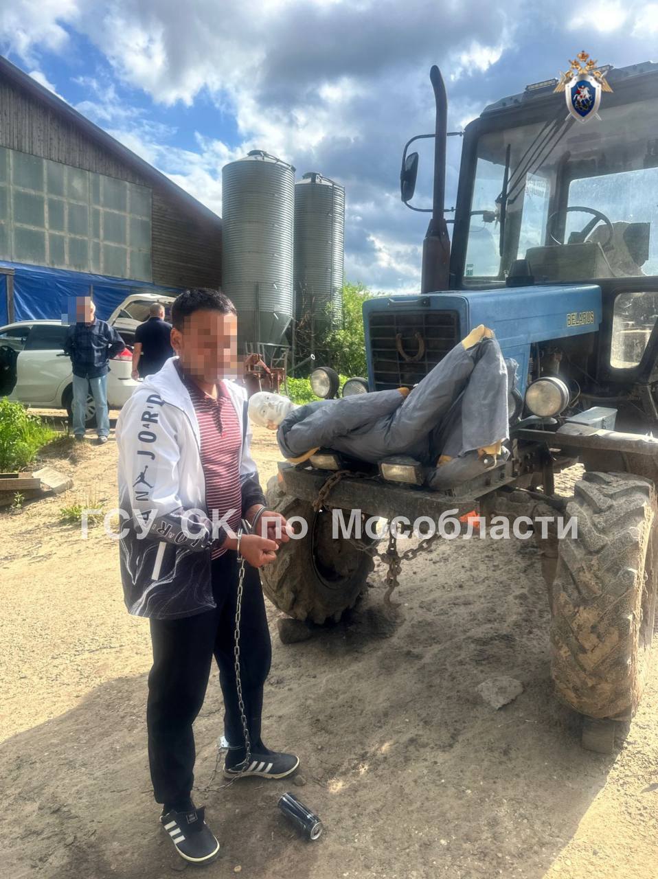 В Дмитровском городском округе задержан мужчина, подозреваемый в причинении смерти по неосторожности ребенку  Следователем следственного отдела по г. Дмитров ГСУ СК России по Московской области возбуждено уголовное дело в отношении 35-летнего мужчины. Он подозревается в причинении смерти по неосторожности 13-летнему ребенку  ч.1. ст. 109 УК РФ .  По данным следствия, 28 мая 2025 года подозреваемый, управляя трактором с установленным на него культиватором, совершил наезд на находящегося рядом ребенка. Мальчик получил телесные повреждения, от которых скончался на месте происшествия. После совершенного преступления подозреваемый сбросил тело ребенка в реку, где впоследствии оно было обнаружено рыбаками.  К настоящему времени следователями и криминалистами проведен необходимый комплекс следственных действий. Осуществлён осмотр места происшествия, допрошены свидетели, назначено проведение судебно-медицинской экспертизы. В ходе проведения допроса подозреваемый признал свою вину.   В ближайшее время следствие выйдет в суд с ходатайством об избрании в отношении мужчины меры пресечения.