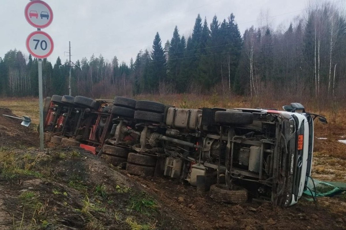 В Вологодской области бензовоз опрокинулся в кювет  ДТП произошло сегодня, 19 ноября, около 10 часов на 312 километре автодороги Чекшино – Тотьма – Котлас – Куратово в Великоустюгском округе.  По предварительной информации, 53-летний водитель бензовоза «Мерседес» выехал на встречную полосу, пересек ее и слетел с трассы в кювет, где машина перевернулась на бок.  Шофер большегруза в аварии не пострадал. Полицейские устанавливают обстоятельства дорожно-транспортного происшествия.