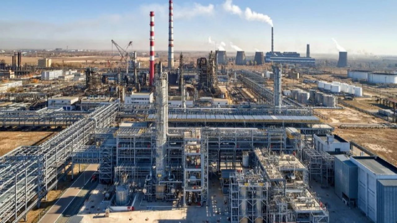 Один из трёх казахстанских НПЗ остановили на ремонт На Павлодарском нефтехимическом заводе ПНХЗ 18 июня начали плановый ремонт. По информации «КазМунайГаза», планово-предупредительные работы на ПНХЗ продлятся до 17 июля. В рамках ремонта проведут технические экспертизы оборудования, которое работает под давлением, и проверят более 930 трубопроводов общей длиной 141,8 тыс. погонных метров. Работы будут проводить чуть больше тысячи человек с применением 107 единиц спецтехники. На время ремонта отгрузку нефтепродуктов с ПНХЗ будут вести из сформированных ранее запасов. Сейчас в резервуарах есть 35 тысяч тонн бензина, 45 тысяч тонн дизельного топлива и 14 тысяч тонн авиакеросина. Дефицита летом не будет, уверяют в «КазМунайГазе». О том, что Павлодарский нефтехимический завод встанет на ремонт, КМГ сообщал в конце мая. • Фото: КМГ.