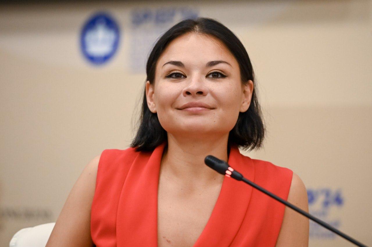 Ксения Шойгу возглавила Фонд развития инновационного научно технологического центра Долина Менделеева Распоряжение об этом подписал премьер министр Михаил Мишустин  Организация будет выполнять функции проектного офиса по созданию кластера глубокой переработки цветных редких и редкоземельных металлов в Ангаро Енисейском регионе В новой должности Ксения Шойгу будет заниматься стратегическим планированием привлечением инвесторов и обеспечением мер господдержки а также координацией участников сообщили Ведомостям в Фонде развития ИНТЦ Долина Менделеева Росконгресс Telegram Max