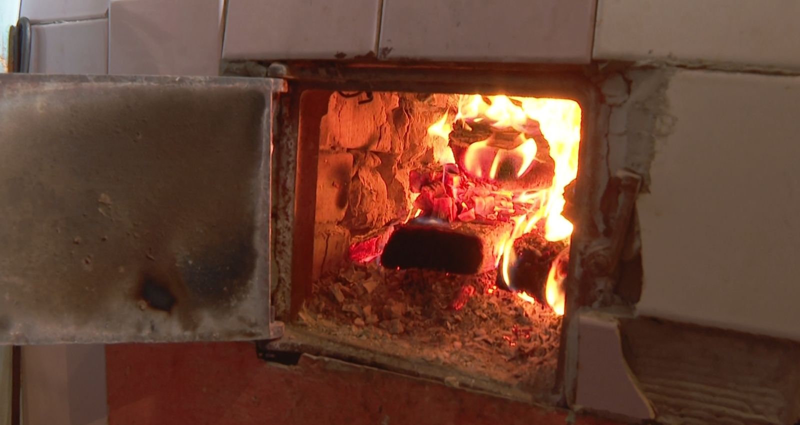 Женщина погибла при пожаре в одном из сёл Алтайского края Вечером 7 декабря в селе Шульгинка Советского района загорелся частный дом расположенный на улице Строителей На момент прибытия первого подразделения МЧС России из здания шёл дым сообщили в ведомстве В тушении были задействованы 10 пожарных и добровольцев на четырех единицах техники Охваченная огнем площадь составила около 64 квадратных метров Во время ликвидации возгорания пожарные обнаружили тело женщины Предварительной причиной происшествия специалисты называют нарушение правил пожарной безопасности при эксплуатации печи