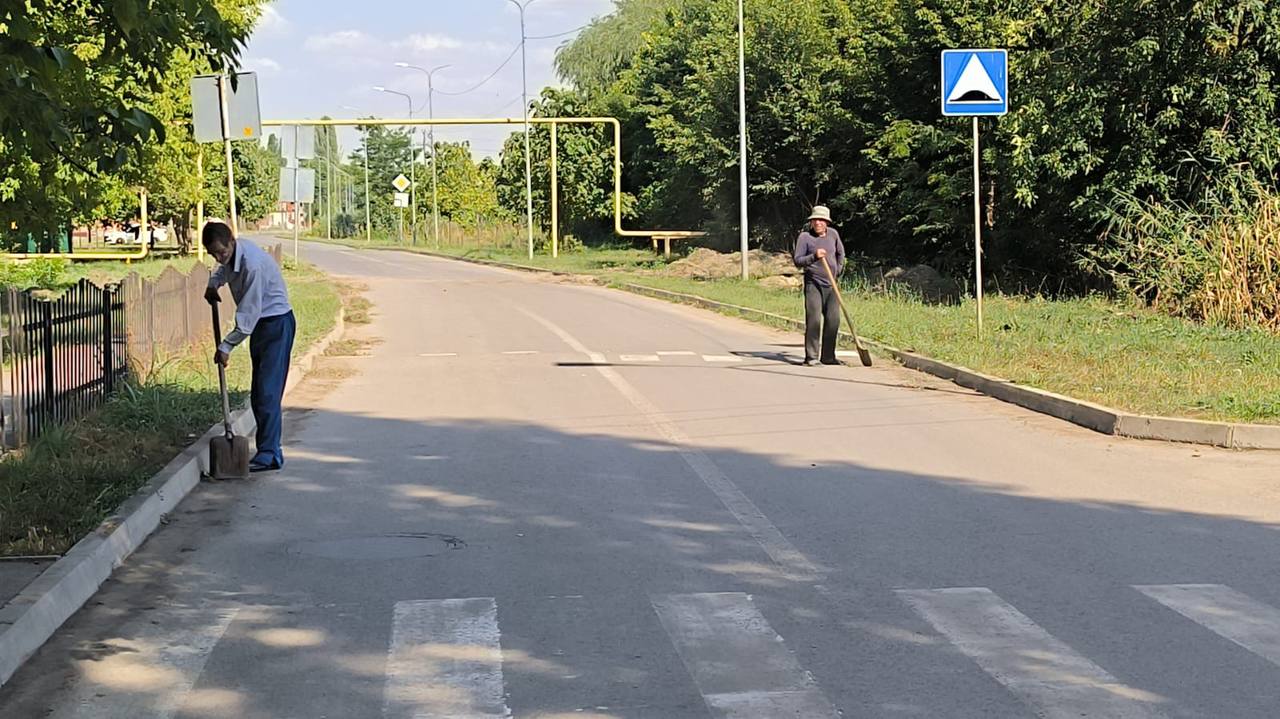 В рамках своей деятельности по поддержанию чистоты и порядка в городе, сотрудники МКУ «Благоустройство г. Малгобек» осуществили очистку бордюров. Работы проводились по ул.Гоголя.  #очисткагорода #Малгобек