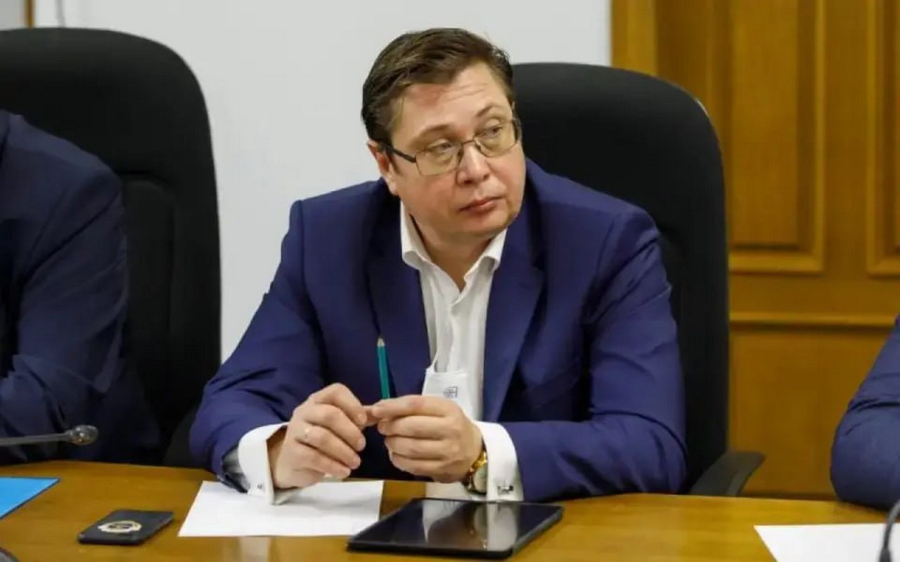 Экс-ректор ВГУ Дмитрий Ендовицкий останется в СИЗО до ноября  Ленинский районный суд Воронежа продлил срок содержания под стражей бывшему ректору Воронежского государственного университета Дмитрию Ендовицкому до 12 ноября. До этой же даты под домашним арестом останется заведующий кафедрой экономики и управления организациями ВГУ Юрий Трещевский.   Напомним, что Ендовицкий был задержан летом прошлого года. Его обвиняют по п. «б» ч. 4 ст. 291 УК РФ  дача взятки должностному лицу через посредника в крупном размере . По версии следствия, он передал 600 тыс. рублей председателю диссертационного совета Воронежского государственного технического университета Наталье Сироткиной, чтобы его супруга получила ученую степень доктора экономических наук. Посредником, по данным следствия, выступил профессор ВГУ Трещевский, в отношении которого возбуждено уголовное дело по статье о посредничестве во взяточничестве  п. «б» ч. 3 ст. 291.1 УК РФ .  Кроме того, экс-ректору ВГУ вменяют незаконное распространение через интернет более 300 порнографических материалов  п. «б» ч. 3 ст. 242 УК РФ .  В начале марта защита Дмитрия Ендовицкого пыталась добиться переноса рассмотрения дела в другой регион, но суд в этом отказал. Апрельским решением судебные заседания по делу экс-ректора проходят в закрытом режиме.  Весной текущего года Дмитрий Ендовицкий был освобожден от должности ректора ВГУ.