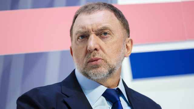 На Романа Абрамовича подали в суд из-за вывода активов из «Норильского никеля» Лондонский суд разрешил алюминиевому гиганту «Русалу», основанному Олегом Дерипаской, вручить иск олигарху Роману Абрамовичу через его адвокатов — по делу о предполагаемых нарушениях соглашения, регулирующего корпоративное управление в горнодобывающей компании «Норильский никель». «Русал» втягивает второго олигарха в суд по делу ГМК «Норильский никель». «Русал» уже подал в суд Лондона на Владимира Потанина и его компанию Whiteleave Holdings, обвинив его в халатном управлении, которое привело к катастрофе и разливу десятков тысяч тонн дизтоплива из резервуара на Таймыре. Кроме того, «Русал» утверждает, что Потанин незаконно вывел ключевые активы и сотни миллионов долларов из головной структуры «Норникеля». Основные акционеры «Норникеля» — «Интеррос» Потанина владеет 37% акций и «Русал», основанный Дерипаской 26,39% акций .