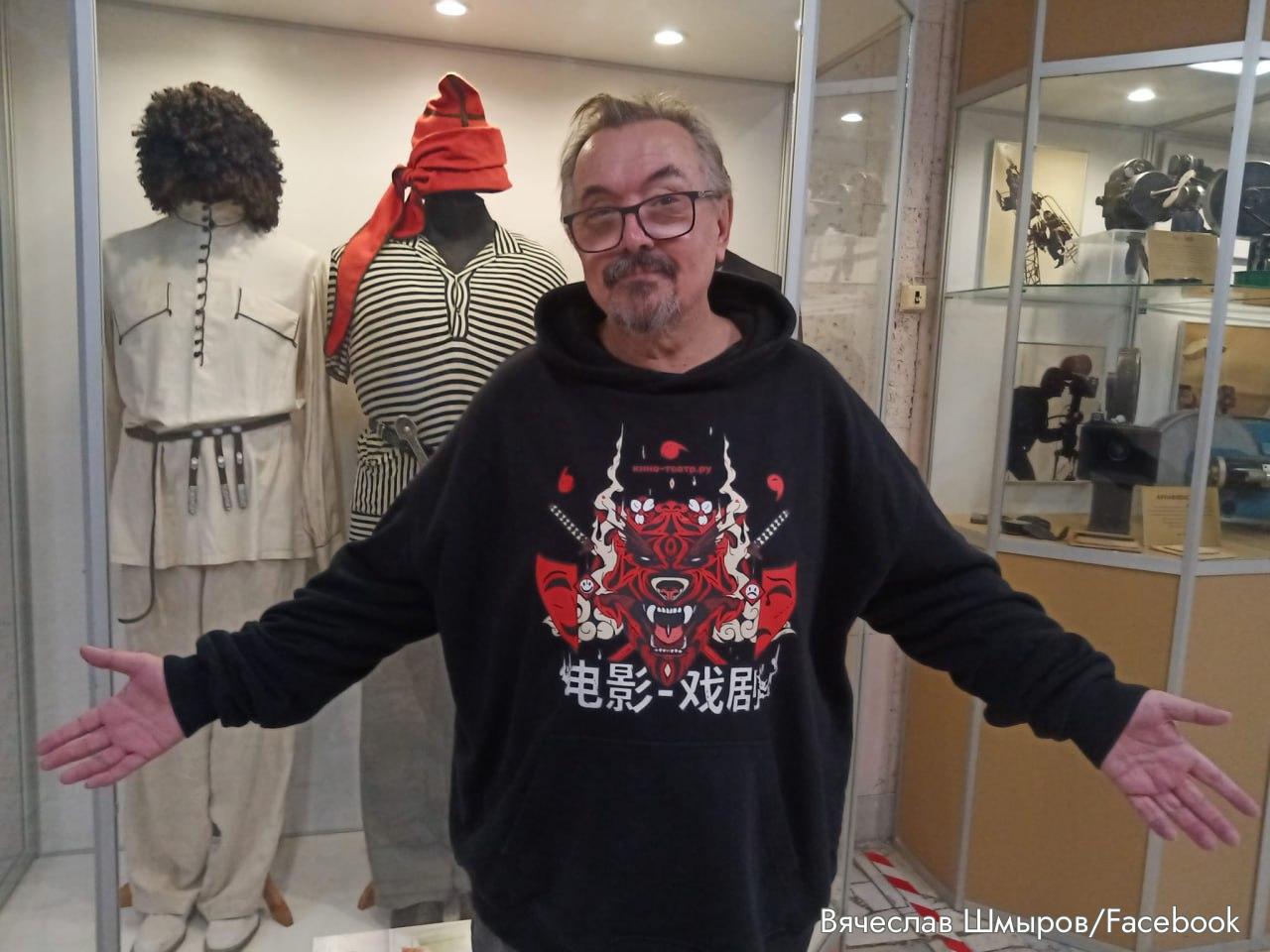 Киноведа Вячеслава Шмырова оштрафовали за пост о войне Верх Исетский районный суд Екатеринбурга оштрафовал киноведа и лектора киноклуба Ельцин Центра Вячеслава Шмырова на 45 тысяч рублей по статье о дискредитации армии 20 3 3 КоАП РФ Поводом стал пост в Facebook от 25 февраля 2022 года где он назвал происходящее в Украине войной Позже публикацию он удалил и вину не признал Дело рассматривали несколько месяцев суд дважды возвращал протокол полиции из за нарушений заседания откладывали из за вопросов с вручением повестки и заявления защиты об отводе судьи Несмотря на это суд вынес повторное постановление Адвокат Георгий Краснов заявил что решение обжалуют По его словам Шмыров не делал заявлений которые могли бы дискредитировать армию а сам протокол составили с нарушениями киноведа не уведомили надлежащим образом а акт осмотра страницы вызывает сомнения Ранее по аналогичной статье на 45 тысяч рублей оштрафовали заместительницу директора Ельцин центра Людмилу Телень Продукты компании Meta Platforms Inc деятельность компании признана экстремистской и запрещена в России Свердловскаяобласть