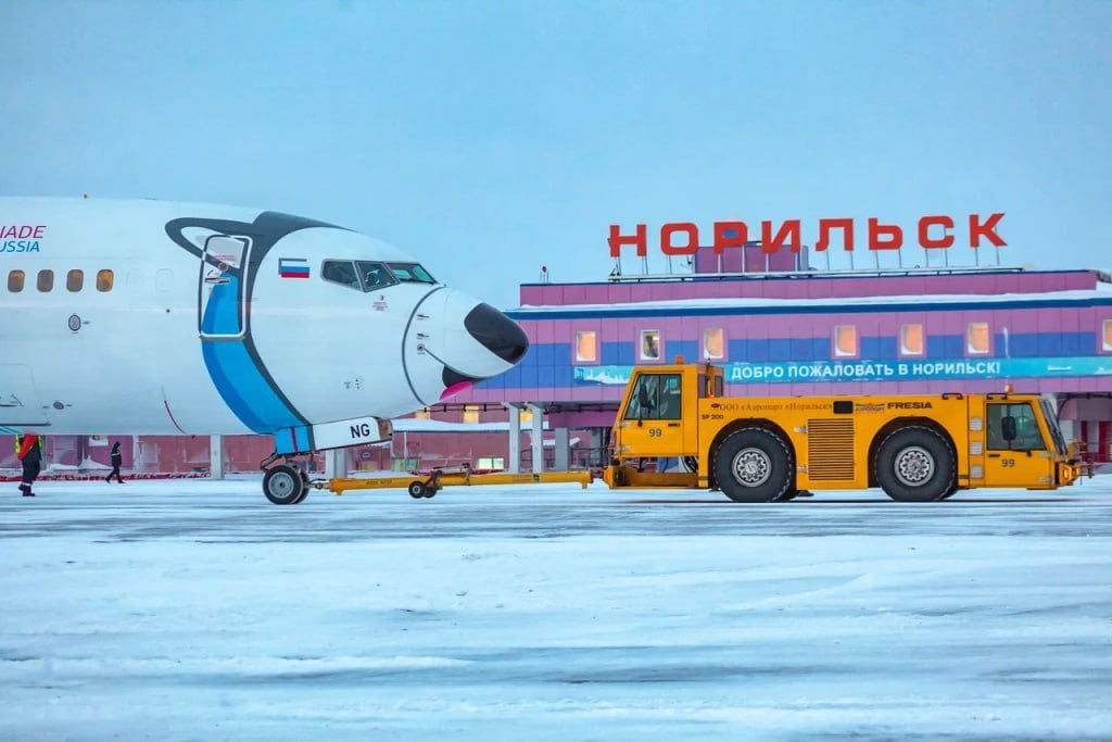 Почти 500 пассажиров не могут улететь из Норильска из-за метели  Задержаны рейсы в Красноярск, Москву и Сочи, сообщает Западно-Сибирская транспортная прокуратура. Вылета ждут более 480 человек, среди которых 34 ребенка.  Уточняется, что прилет тоже ограничен из-за непогоды.