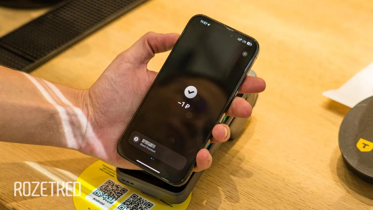 T Pay на iPhone теперь работает без интернета Т Банк обновил функцию бесконтактной оплаты на iPhone Чтобы платить через T Pay без интернета нужно один раз оплатить покупку при подключении к сети После этого приложение настроит защиту и создаст для устройства цифровой сертификат Повторно интернет при оплате может понадобится в случае если сервис сочтёт операцию небезопасной Новая функция доступна в мобильном приложении версии 7 31 и выше rozetked me news 45773