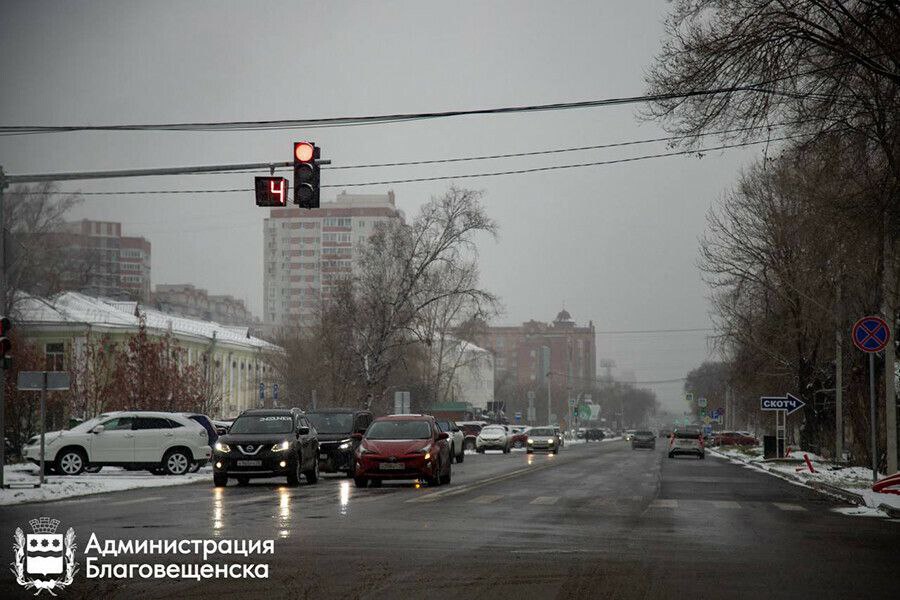 В субботу 8 ноября после 17 00 в Благовещенске откроют проезд по улице Октябрьской на перекрестке с Островского На этом участке провели масштабные работы Кроме запланированных по проекту дополнительно смонтировали водопроводную камеру и колодец канализационный колодец и участок тепловой сети По контракту дорожники должны закончить все работы в 2026 году однако для удобства жителей было принято решение на зимний период уложить на участке асфальт в один слой В следующем году как только позволит температурный режим дорожники вернутся на участок и оборудуют покрытие в два слоя Помимо этого установят бортовые камни восстановят газоны сообщили в мэрии Подпишись на Amur life   Мы в МАХ