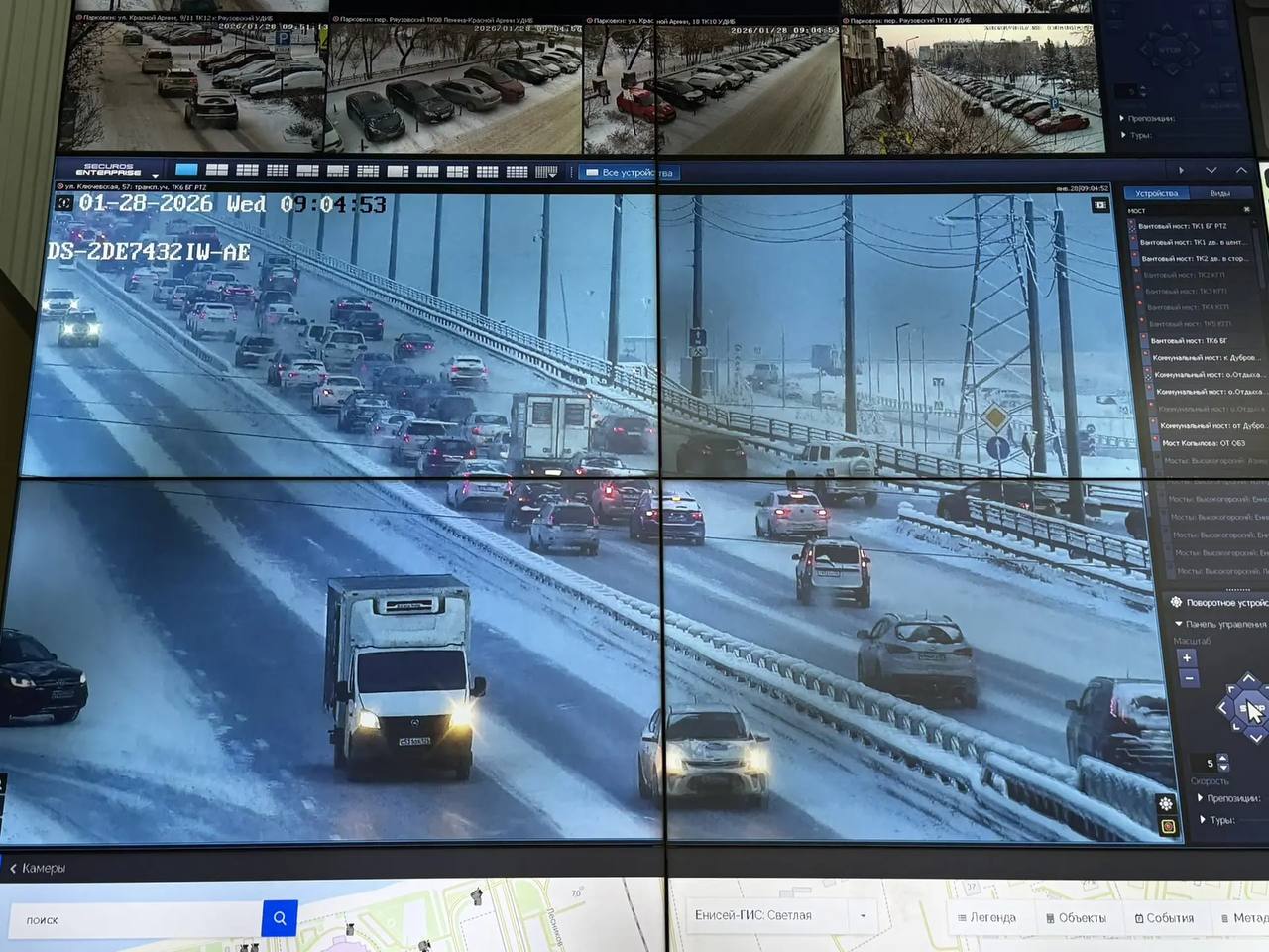 Красноярцам разрешат ездить по автобусной полосе на Николаевском мосту Проезжать по выделенке можно будет только в сторону левого берега и всего две недели Это временная мера из за постоянных заторов в часы пик в микрорайоне Тихие Зори Жители жаловались что не могут встроиться в поток из за плотного трафика со стороны Пашенного Исследование показало что светофор не решит проблему поэтому выделенную полосу на мосту отменят Камеры перенастроят знаки уберут а на выезде из микрорайона будут дежурить автоинспекторы рассказали в Дептрансе Новая схема будет действовать в тестовом режиме с 8 00 2 февраля до 23 00 16 февраля Если идея себя оправдает автобусная полоса станет общей навсегда Фото deptrans krasnoyarsk eniseytv