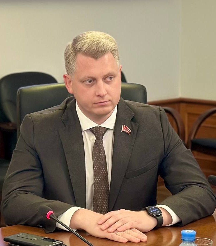 Семь кандидатов выдвинулись в губернаторы Свердловской области  В последний день, предусмотренный законодательством для подачи документов на выдвижение, этим правом воспользовался юрист и общественник Иван Волков. Его выдвинула партия РОС.   Если быть точнее, на выборы свердловского губернатора выдвигалось в общей сложности восемь человек, но Станислав Наумов отозвал документы и утратил статус выдвинутого кандидата, вместо него партия ЛДПР потом выдвинула Александра Каптюга.  Помимо Волкова и Каптюга, статус выдвинутого кандидата сейчас имеют Александр Ивачёв  КПРФ , Рант Краев  «Новые люди»  Андрей Кузнецов  СРЗП , Денис Паслер  «Единая Россия»  и Динамудин Садихов  «Гражданская инициатива» .  Статуса зарегистрированного кандидата пока нет ни у кого из них — для того чтобы стать таковым, необходимо сдать подписи муниципальных депутатов, и чтобы эти подписи прошли проверку  «муниципальный фильтр» . Вчера свои подписи сдал Денис Паслер. Если избирком их не «забракует», Паслер станет первым зарегистрированным на этих выборах кандидатом.  Голосование на выборах, напомним, пройдёт с 12 по 14 сентября.  Фото: избирком Свердловской области  Телеграм-канал   Поддержать Подписаться Прислать новость 18+