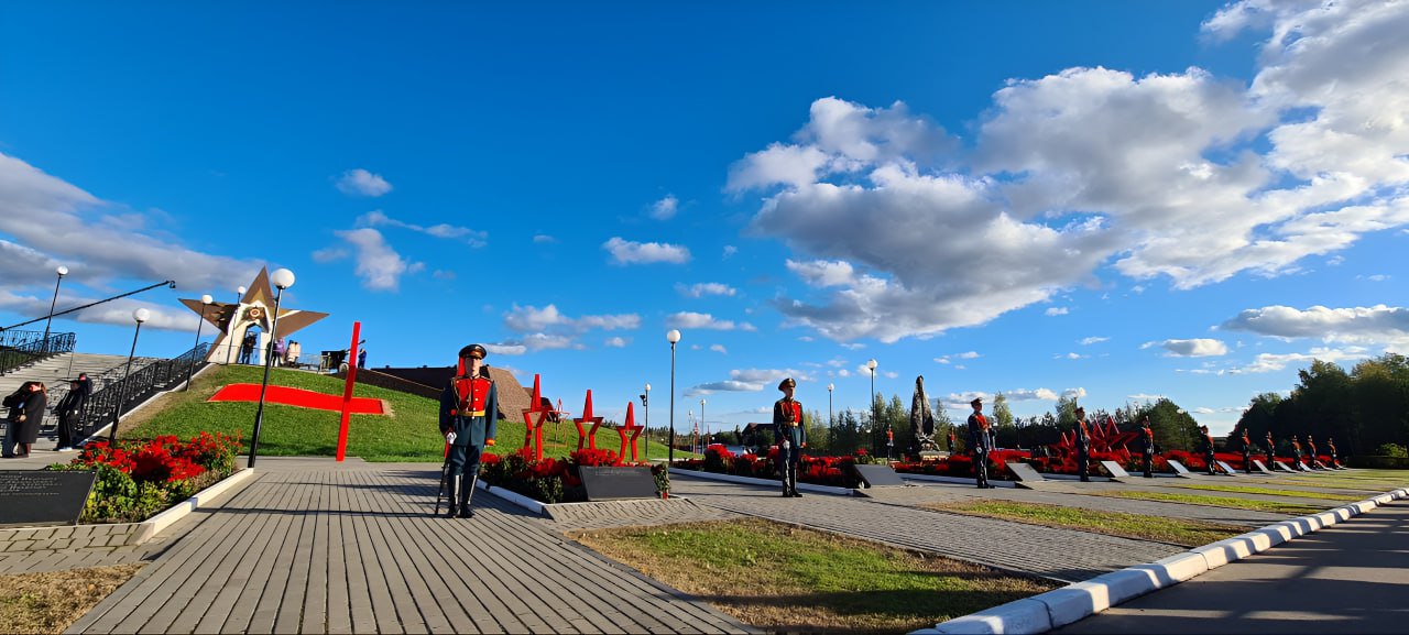 В городе спутнике Смоленской АЭС прошла церемония передачи Вечного огня с Северного полюса В канун 82 й годовщины освобождения Смоленщины от немецко фашистских захватчиков в Десногорске состоялся масштабный Форум памяти и патриотизма Кульминацией мероприятия стала торжественная церемония передачи Вечного огня доставленного с Северного полюса и его соединение с огнем мемориального комплекса Курган Славы Подробнее smolnarod ru partner materials v desnogorske proshla ceremoniya peredachi vechnogo ognya s severnogo polyusa